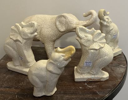 null Cinq sculptures en faïence émaillée craquelée crème figurant des éléphants,...