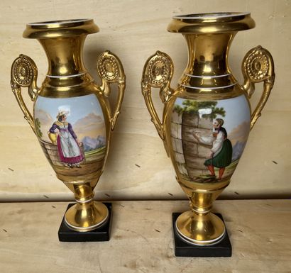 null Paire de vases de forme balustre en porcelaine à décor de personnages suisses...