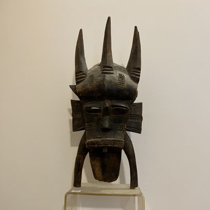 null Masque africain en bois sculpté à décor de scarifications. H. 45 cm - L. 20...