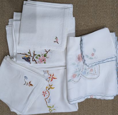 null [Linge de table] Ensemble en coton blanc brodé : - une nappe et douze serviettes...
