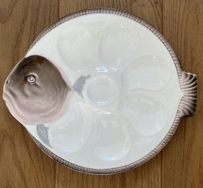 null Longwy : service de douze assiettes à huîtres en faïence, en forme de poiss...