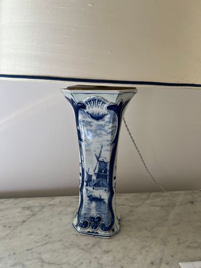 null DELFT, XXe siècle. Vase cornet en faïence à décor en camaïeu bleu d'un paysage...