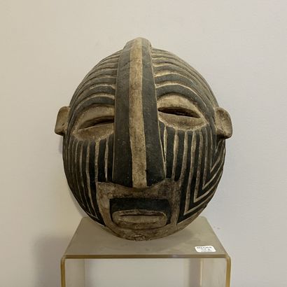 null Masque africain en bois sculpté et peint, à décor de scarifications rehaussées...