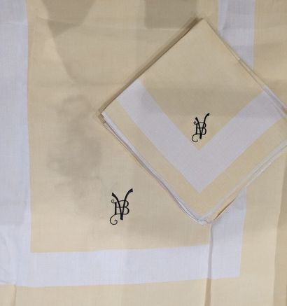 null [Linge de table] Ensemble comprenant : - une nappe et seize serviettes en coton...