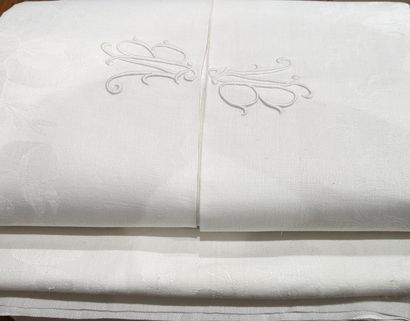 null [Linge de table] Ensemble de trois nappes en coton damassé blanc à motif de...