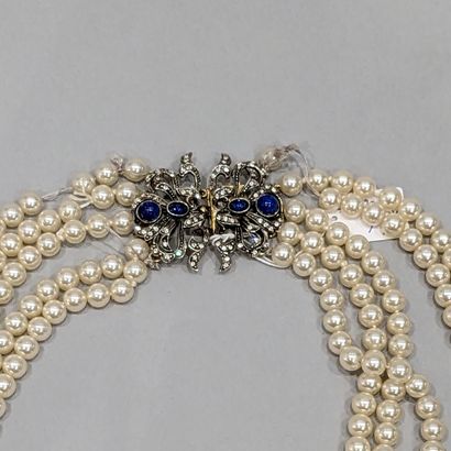 null Necklace with rows of pearls. The clasp in silver gilt (800), featuring two...