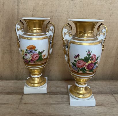null Paire de vases de forme balustre en porcelaine à décor de fleurs en polychromie...