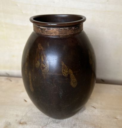 null Pierre CAPPEL (XXe siècle). Vase ovoïde en dinanderie de cuivre à patine noir...
