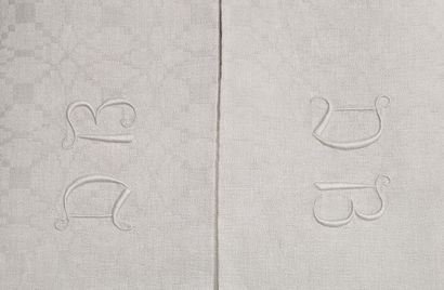 null [Linge de table] Ensemble de trois nappes en coton damassé blanc à motif de...