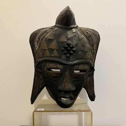 null Masque africain en bois sculpté et patiné, appliqué de petits motifs de laiton...