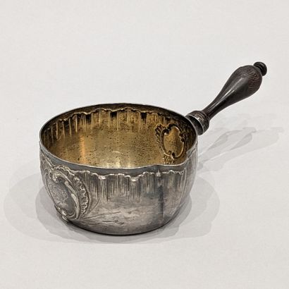 null Petite casserole en argent (925), la panse à décor d'un médaillon chiffré Pierre...