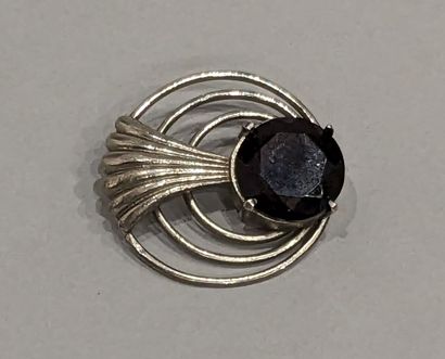 null Broche ronde en argent (925) formée de trois anneaux concentriques, ornée d'une...