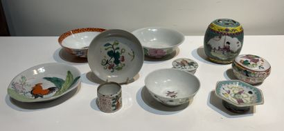 null China, 20th century. Set of porcelains: barrel-shaped covered pot; two cups...