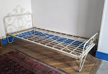 null Child's bed in white lacquered metal decorated with scrolls. The head is surmounted...