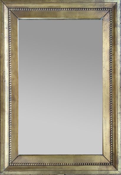 null Gilded wood frame with pearl friezes, the mirror back. 80 x 57 cm. An antique...