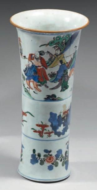 null Vase de forme «gu» en porcelaine blanche décorée en bleu sous couverte et émaux...