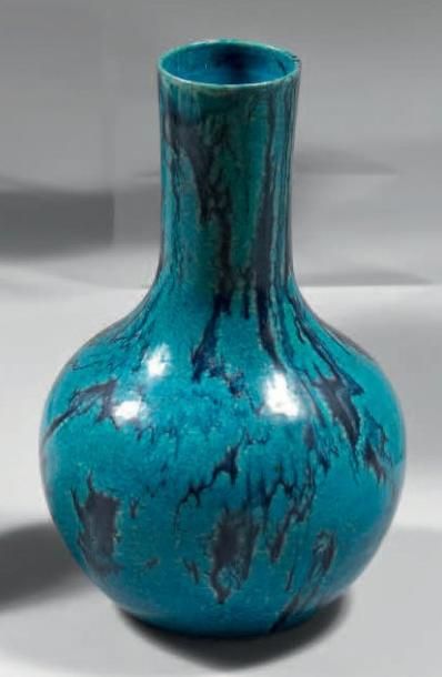 null Vase de forme bouteille en porcelaine émaillée bleu turquoise flammé aubergine....