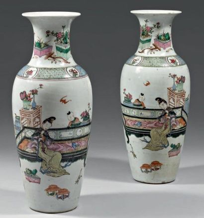 null Paire de vases de forme balustre en porcelaine blanche décorée en émaux polychromes...