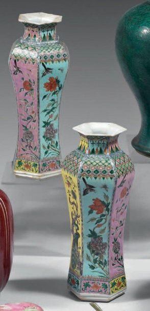 null Paire de vases de formes balustre et hexagonale en porcelaine décorée en émaux...