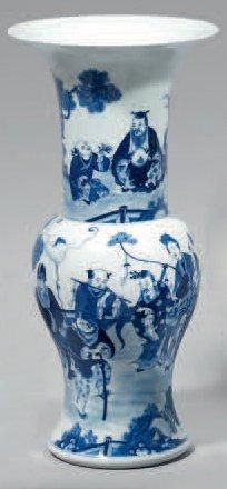 VIETNAM - XIXème siècle Vase de forme «yanyan» en porcelaine blanche décorée en bleu...
