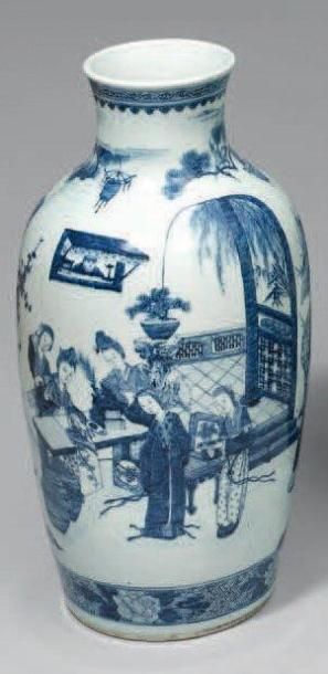 CHINE - XXème siècle Grand vase de forme balustre en porcelaine blanche décorée en...