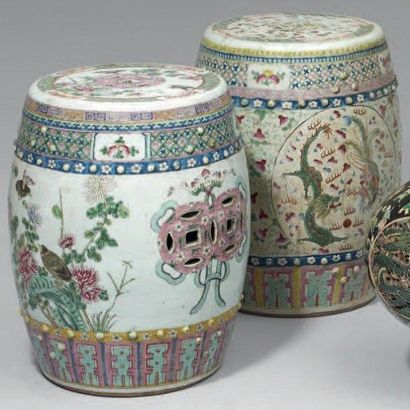 CHINE - XXème siècle Deux tabourets de jardin en porcelaine à décor polychrome de...