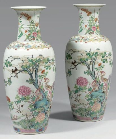 CHINE - Début du XXème siècle Paire d'importants vases en porcelaine décorée en émaux...