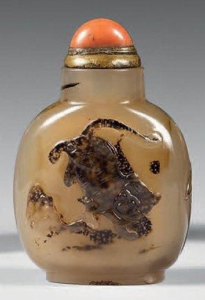 CHINE - XIXème siècle Flacon tabatière en agate brune pâle de forme carrée arrondie,...