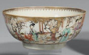 CHINE - Epoque QIANLONG (1736 - 1795) Grand bol en porcelaine décorée en émaux polychromes...