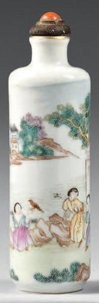 CHINE - Epoque QIANLONG (1736 - 1795) Flacon tabatière de forme cylindrique en porcelaine...