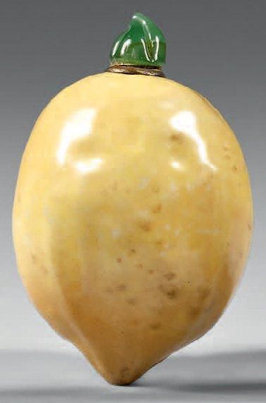 CHINE - XIXème siècle Flacon tabatière en porcelaine émaillée jaune moulée en forme...