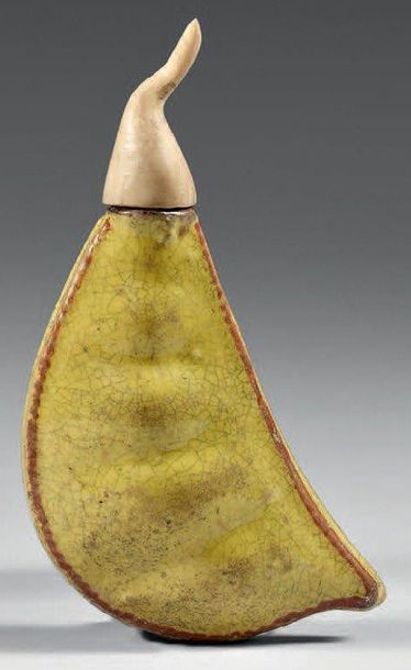 CHINE - XIXème siècle Flacon tabatière en porcelaine émaillée jaune craquelée, moulée...