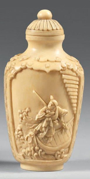 CHINE - XIXème siècle Flacon tabatière en ivoire de forme rectangulaire se rétrécissant...