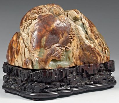 CHINE - XVIIIème siècle Important rocher en néphrite céladon veinée de brun rouille,...