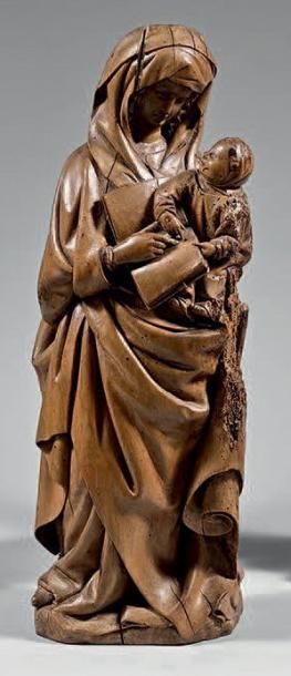  Statue de Vierge à l'Enfant en bois tendre sculpté, son regard croisant celui de...