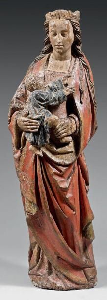 null Statue de Vierge à l'Enfant en bois sculpté polychrome. La Vierge porte une...