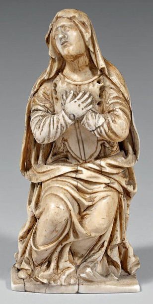 null Statuette de Vierge au Calvaire en ivoire sculpté, les mains jointes sur sa...