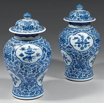 CHINE - EPOQUE KANGXI (1662 - 1722) Paire de potiches de forme balustre couvertes...