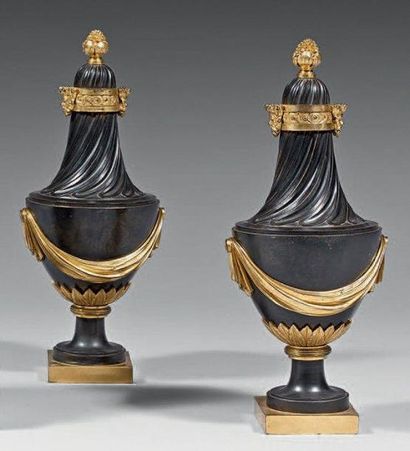 null Paire de cassolettes en bronze de patine noire et dorée, en forme de vase ovoïde...