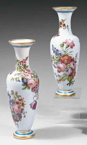 null Paire de vases balustre en opaline de cristal blanche à décor de bouquets de...