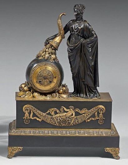 null Pendule symbolisant l'Abondance en bronze patiné et doré. Une femme drapée à...