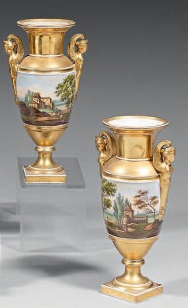 null Paire de vases balustre en porcelaine de Paris polychrome et dorée à décor tournant...