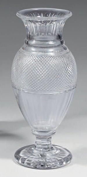 BACCARAT Grand vase balustre en cristal taillé à pointes de diamants et côtes plates...
