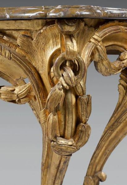 null Table console en bois doré de forme mouvementée; au centre, une coiffe de plumes...