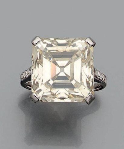 null Bague en platine (950) sertie d'un diamant légèrement rectangulaire à pans épaulé...