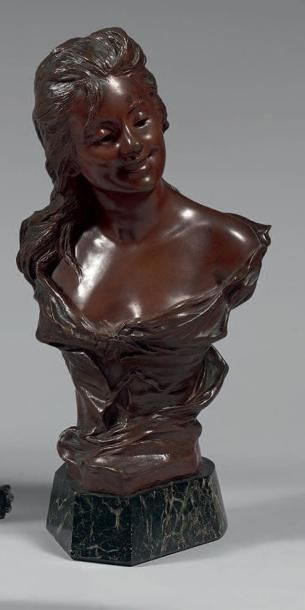 Georges Van der STRAETEN (1856-1928) BUSTE DE JEUNE FEMME SOURIANT. Bronze à patine...