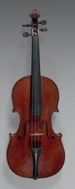 null Violon de Mirecourt du XXème siècle, portant une étiquette apocryphe de «Stradivarius»....