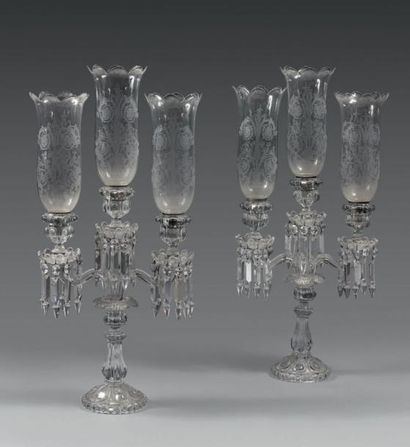 BACCARAT, XXème siècle Paire de flambeaux en cristal à trois bras de lumière, décor...