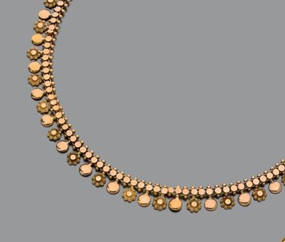 null Collier souple en or jaune (750) formé d'un bandeau perlé souligné de pastilles...