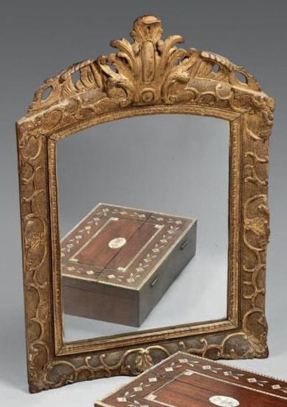 null Petit miroir rectangulaire, la partie haute cintrée en bois doré sculptée d'arabesques...